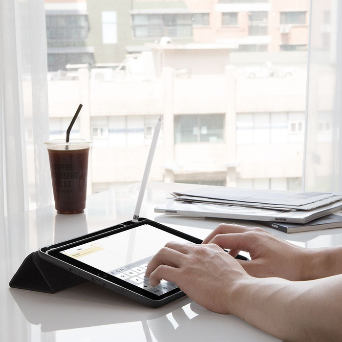 Etui SPIGEN iPad 7/8/9 10.2 2019/2020/2021 Urban Fit Black Czarne Case