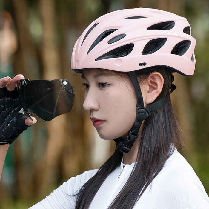 Kask rowerowy Rockbros z szybką, odpinane okulary z ochroną UV, odłączany daszek, unisex - różowy