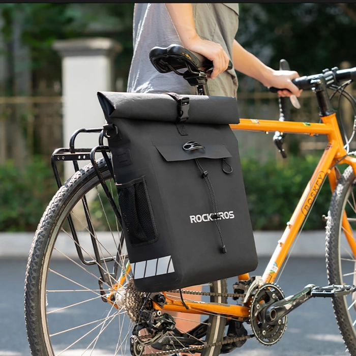 Sakwa rowerowa Rockbros z funkcją plecaka, wodoodporna, z zaczepem na kask 18l - czarna