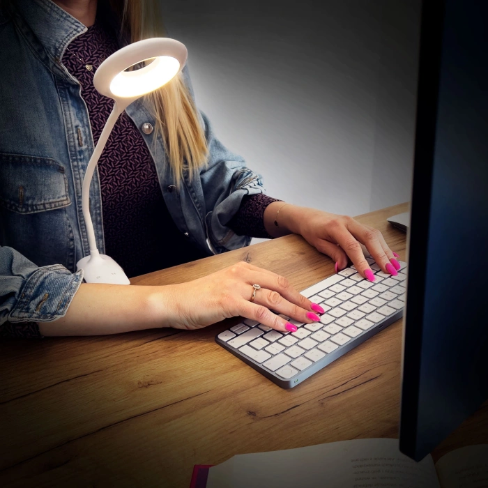 Bezprzewodowa lampka LED do czytania z klipsem + kabel micro USB biały