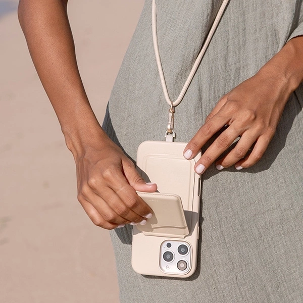 Etui UNIQ Coehl Muse iPhone 16 Pro 6.3"   Magnetic Charging kremowy/cream